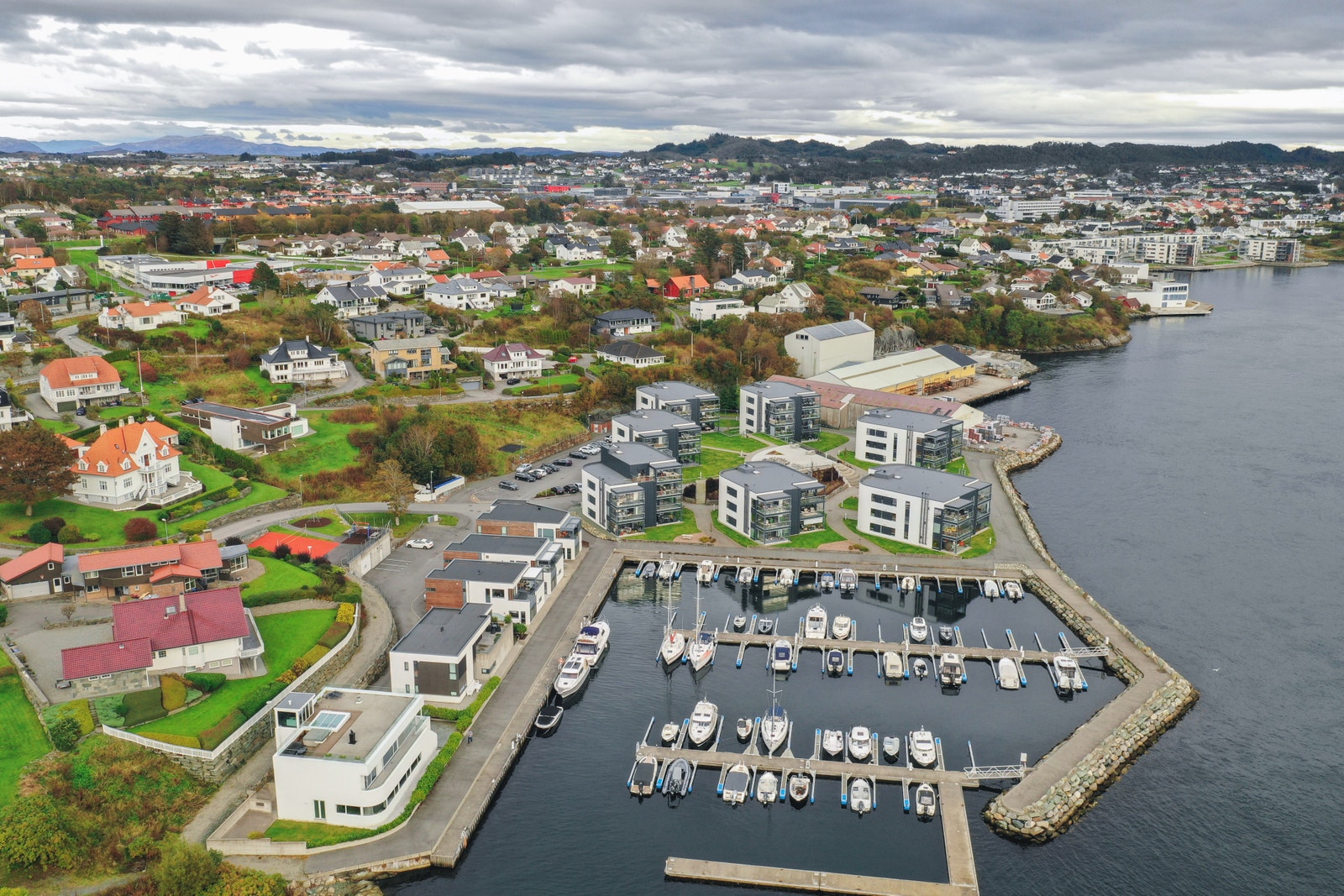 Bo rett i vannkanten. Galleribilde