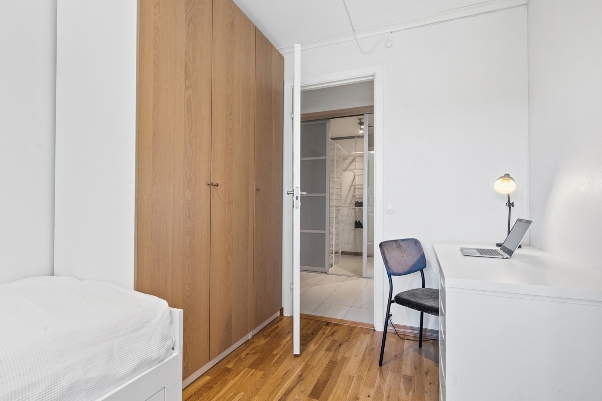 Det medfølger garderobeskap på begge soverom med god plass til klesoppbevaring Galleribilde