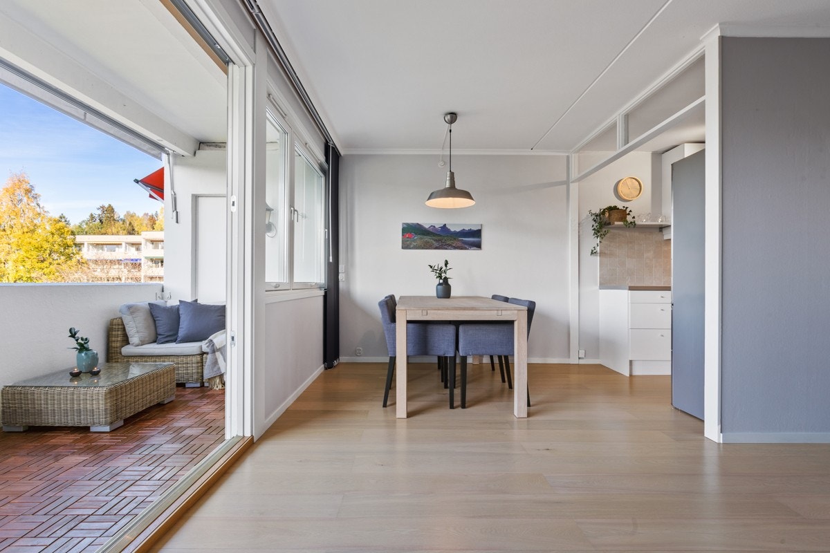 Plass til spisebord med direkte tilknytning til kjøkkenet Galleribilde