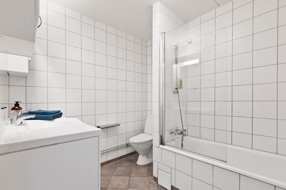 Bad med tidløse fliser og varmekabler med termostat Galleribilde