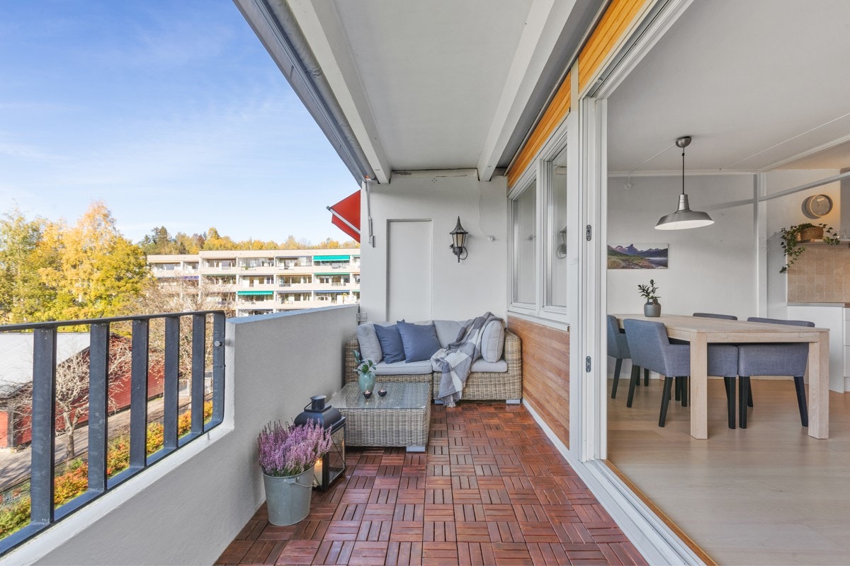 På balkongen er det ny motorisert markise fra 2019 Galleribilde