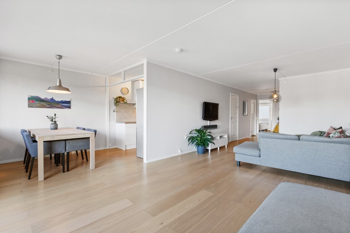 Kjøkken og stue/spisestue ligger i delvis åpen løsning for en sosial og livlig leilighet Galleribilde