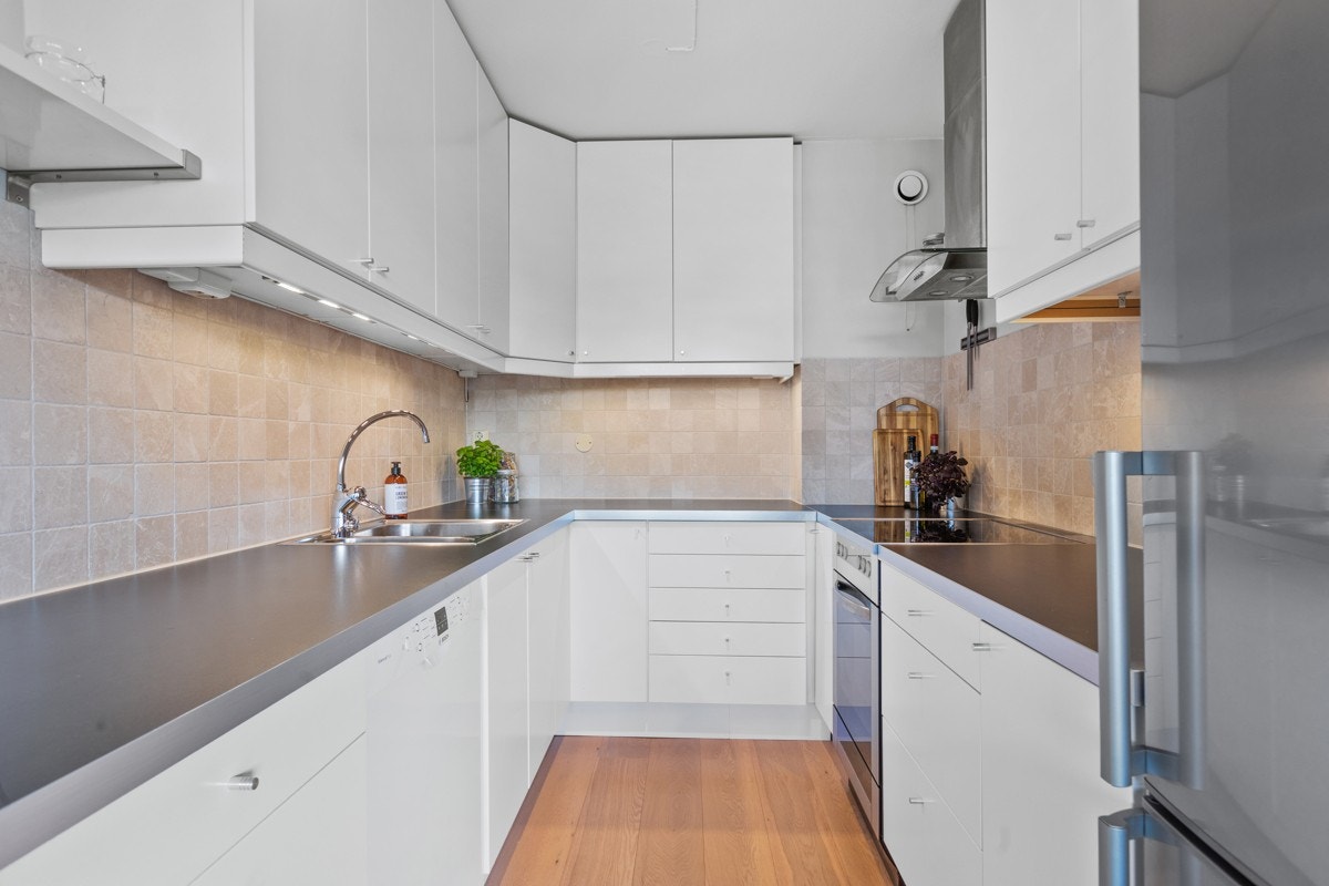 Lyst og pent kjøkken pusset opp i 2011 Galleribilde