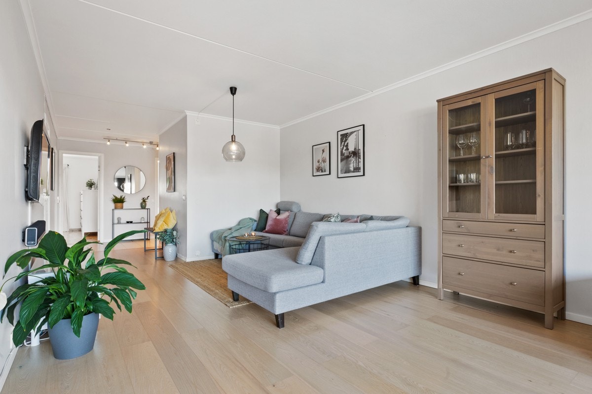 Leiligheten har en god planløsning med oppholdsrom og soverom i hver sin ende Galleribilde