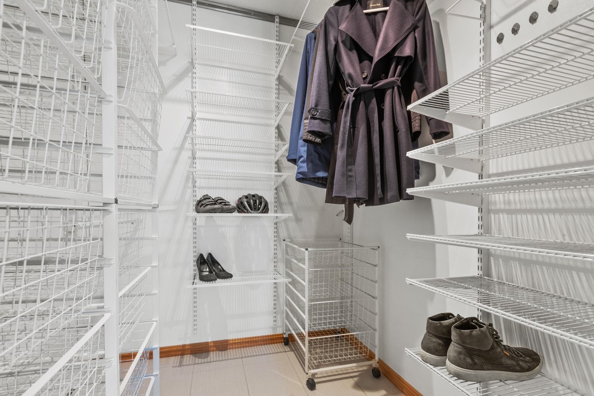Romslig walk-in garderobe med plass til både hverdagsantrekk og sesongklær Galleribilde