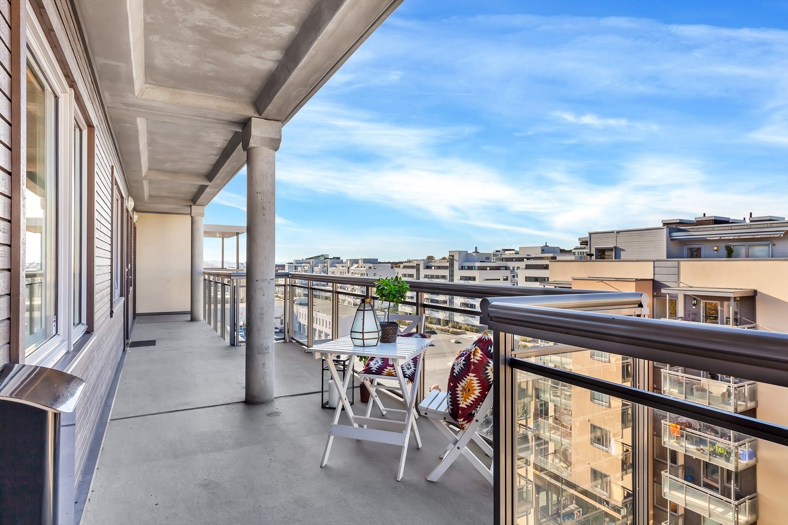 Det er også mulighet til å benytte uteplassen ved inngangsdøren, som vender mot vest, så her kan du flytte deg etter solen. Galleribilde