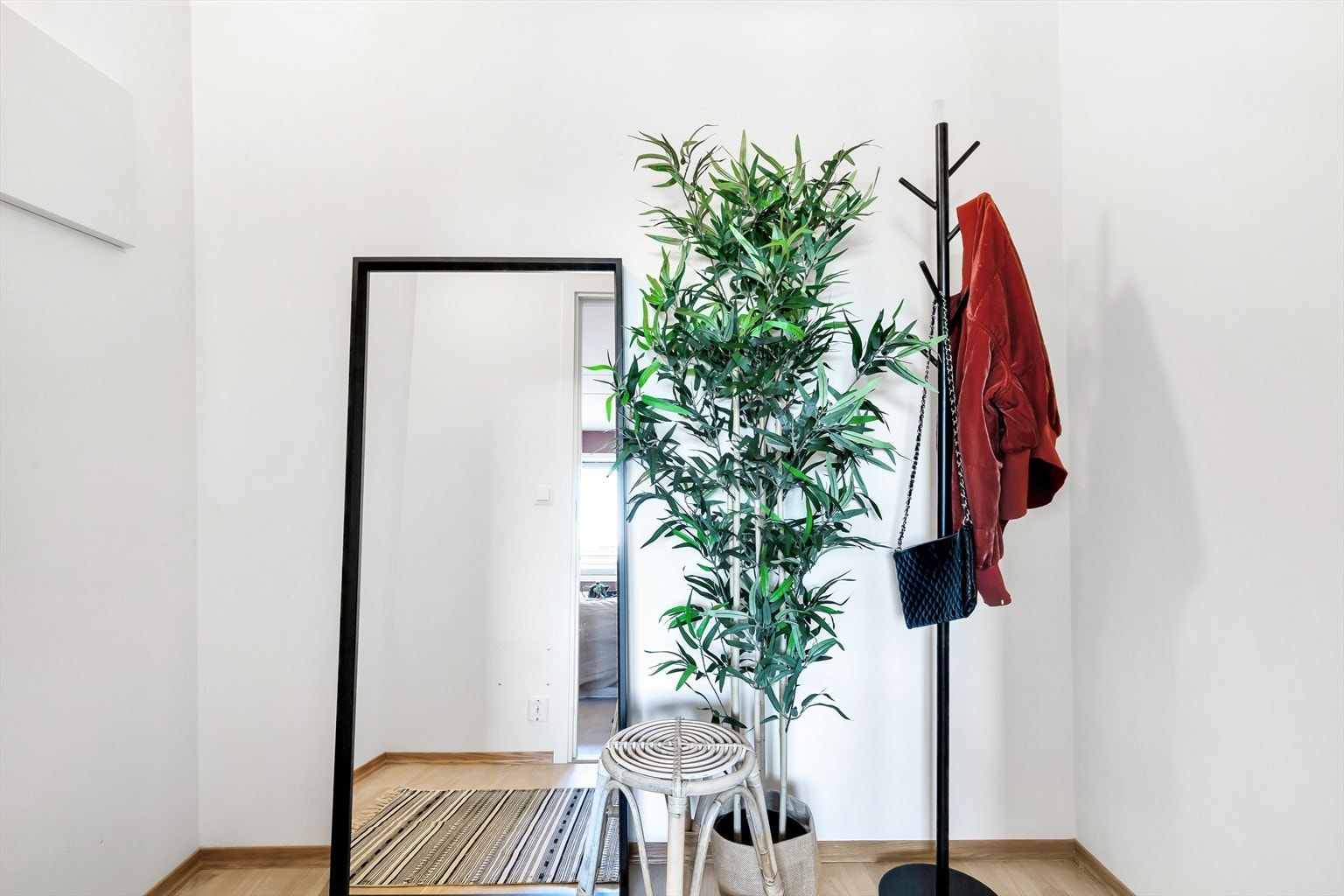 Walk-in closet/bod med inngang fra hovedsoverommet. Galleribilde