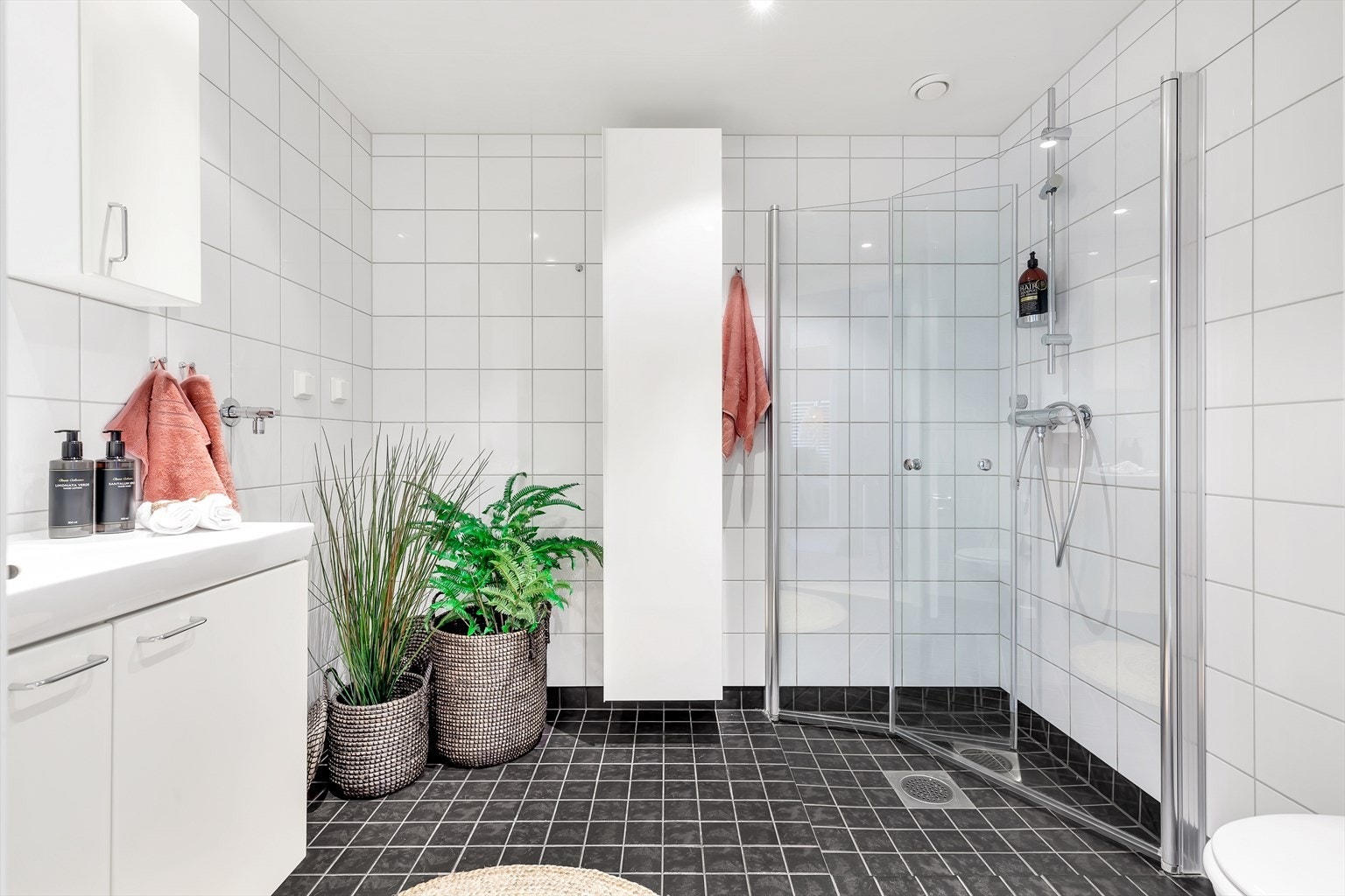 Opplegg for vaskemaskin på badet Galleribilde