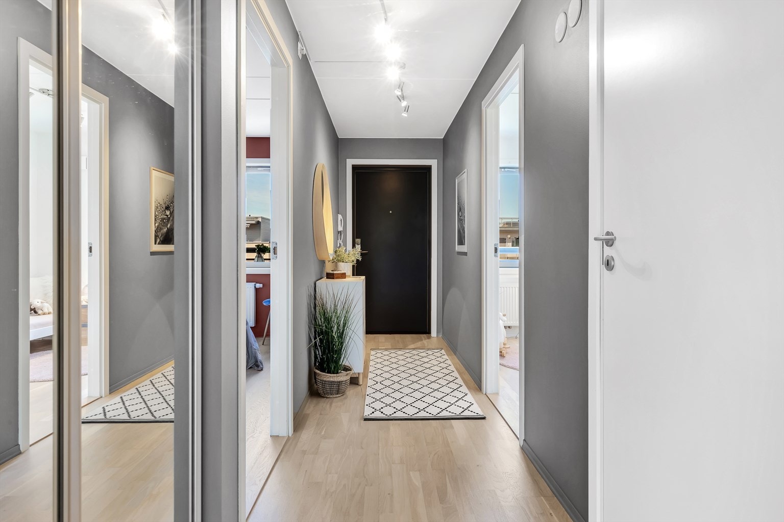 Boligen har en innbydende entré med inngang til to soverom, samt bad. Galleribilde