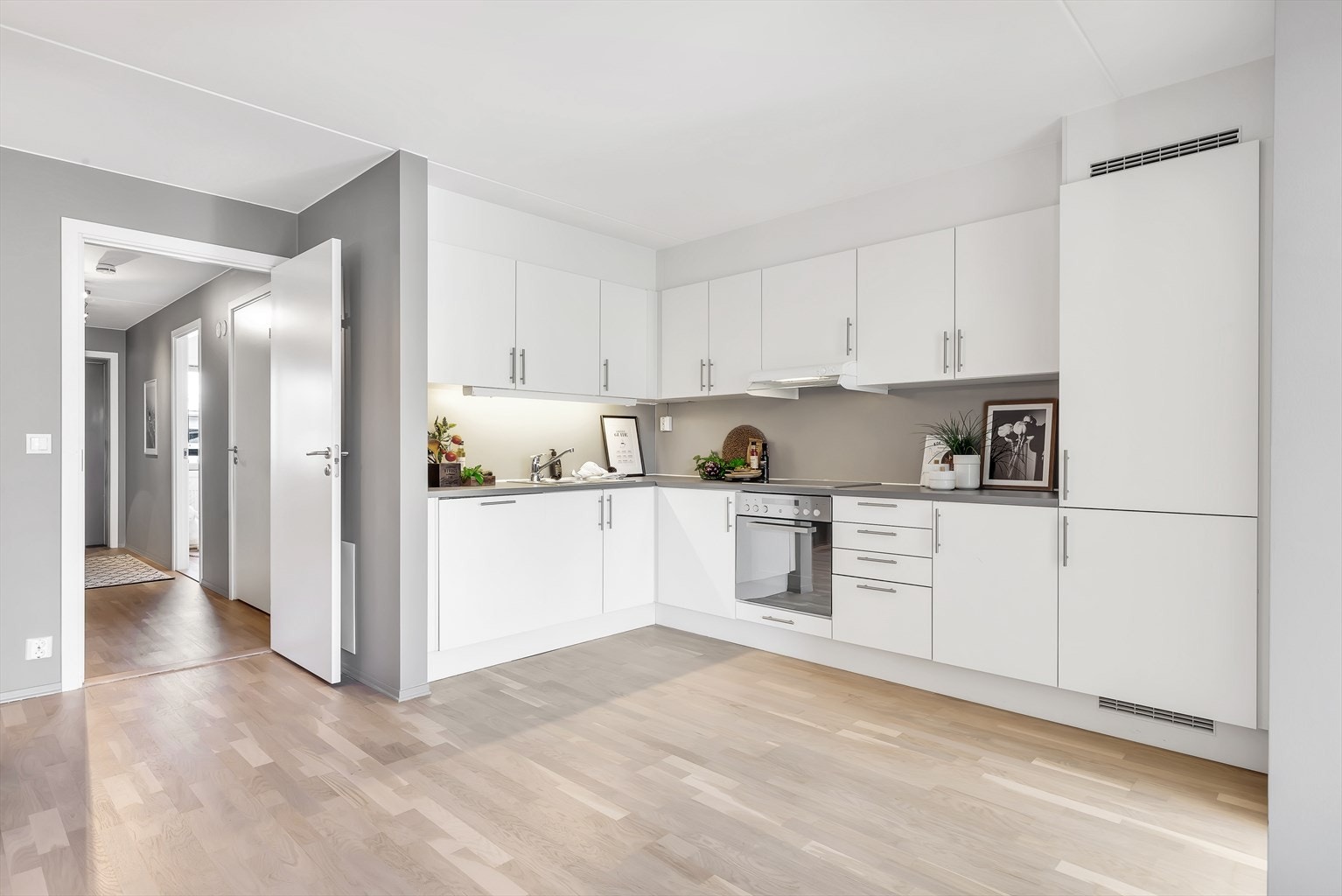 Kjøkkenventilator tilkoblet sentralt avtrekk i bygget. Det er montert aquastop for oppvaskmaskin. Galleribilde