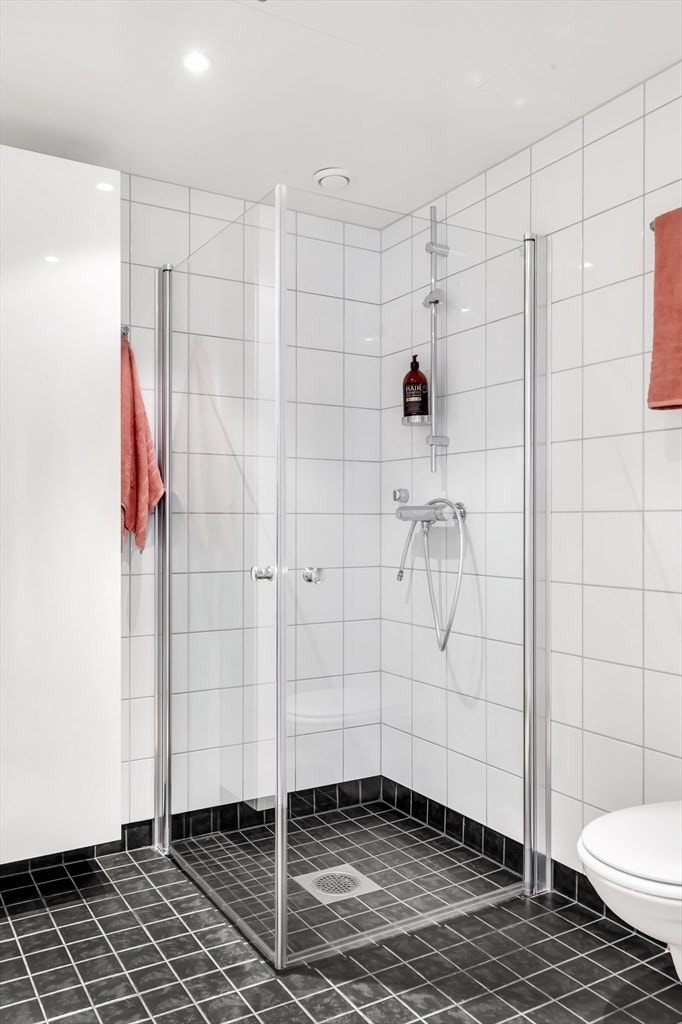 Vegghengte dusjdører i glass. Ny garnityr. Galleribilde