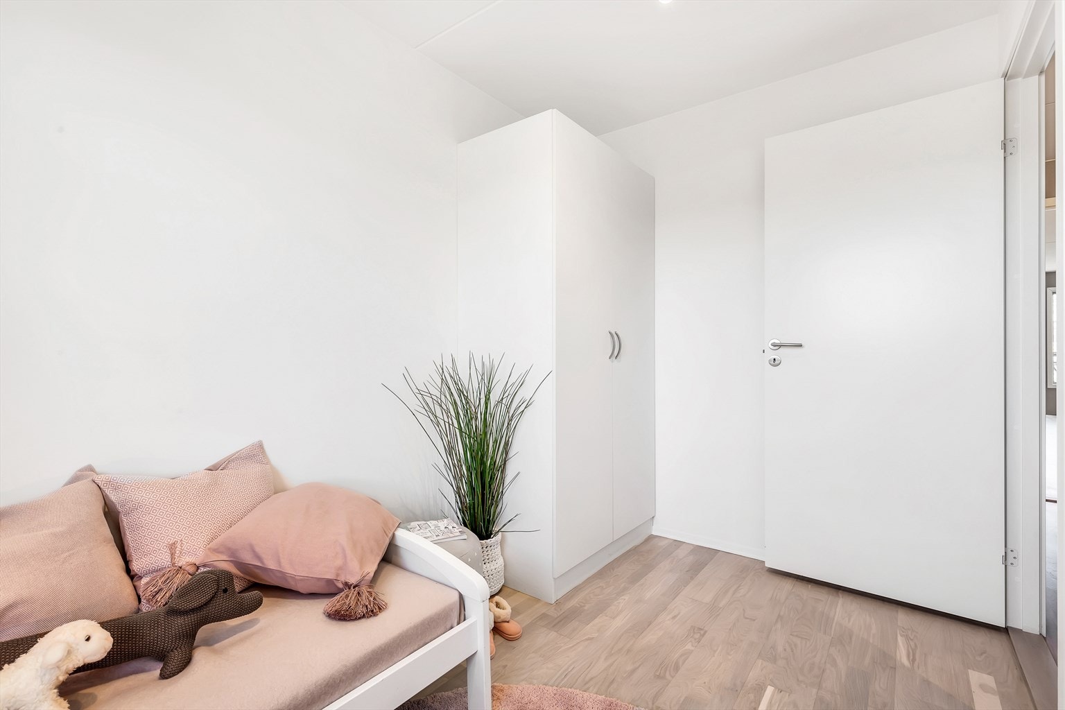 Garderobeskap medfølger. Galleribilde