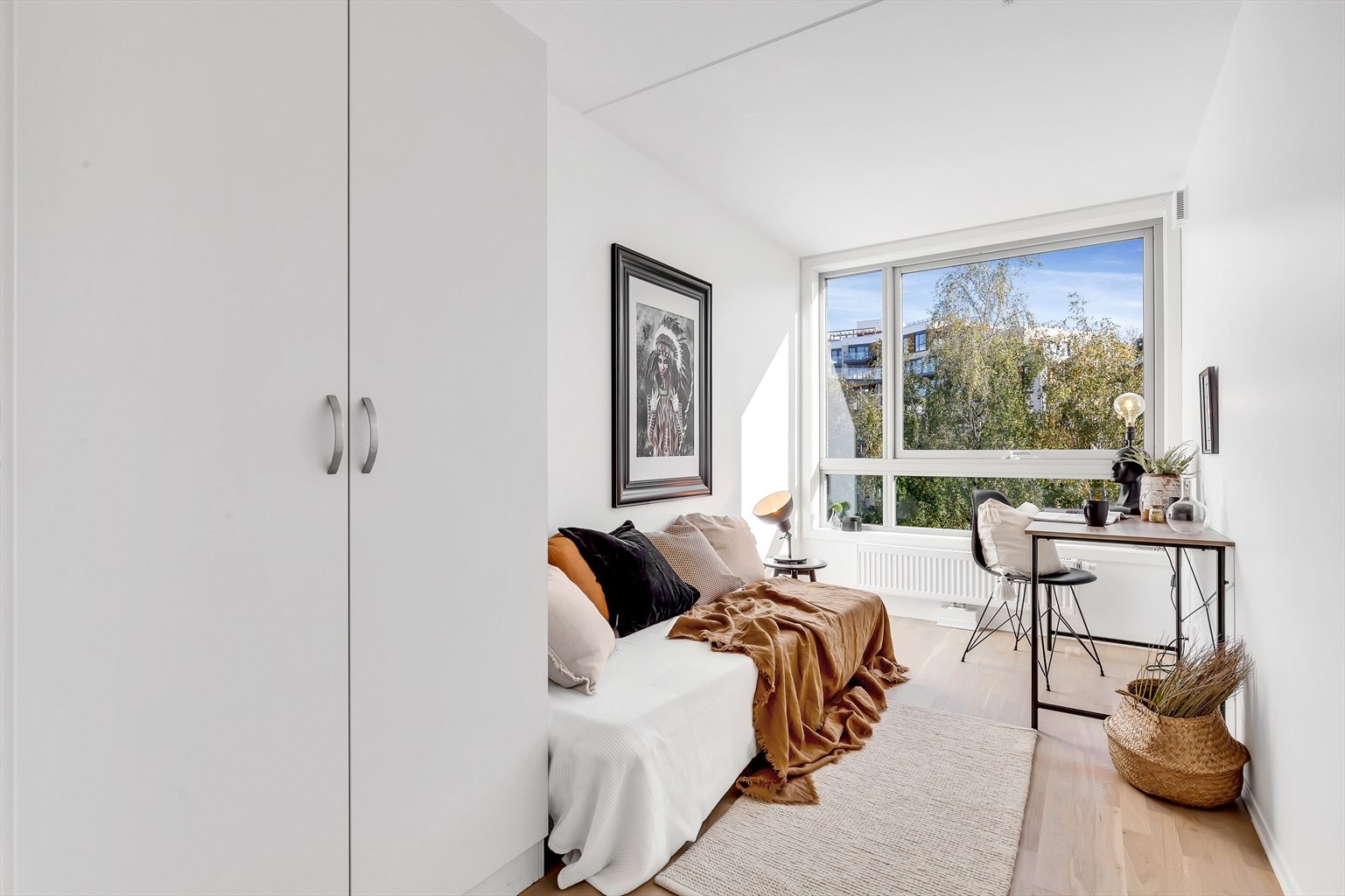 Ønsker man å bruke et av rommene som f.eks kontor, er dette soverommet ideelt, da det har svært store vindusflater med avslappende utsyn. Galleribilde