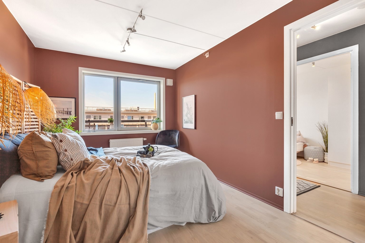 Fra gangen er det inngang til soverom på hver side. Hovedsoverommet ligger på høyre side, og har god plass i tillegg til at det er inngang til bod/walk-in closet. Galleribilde