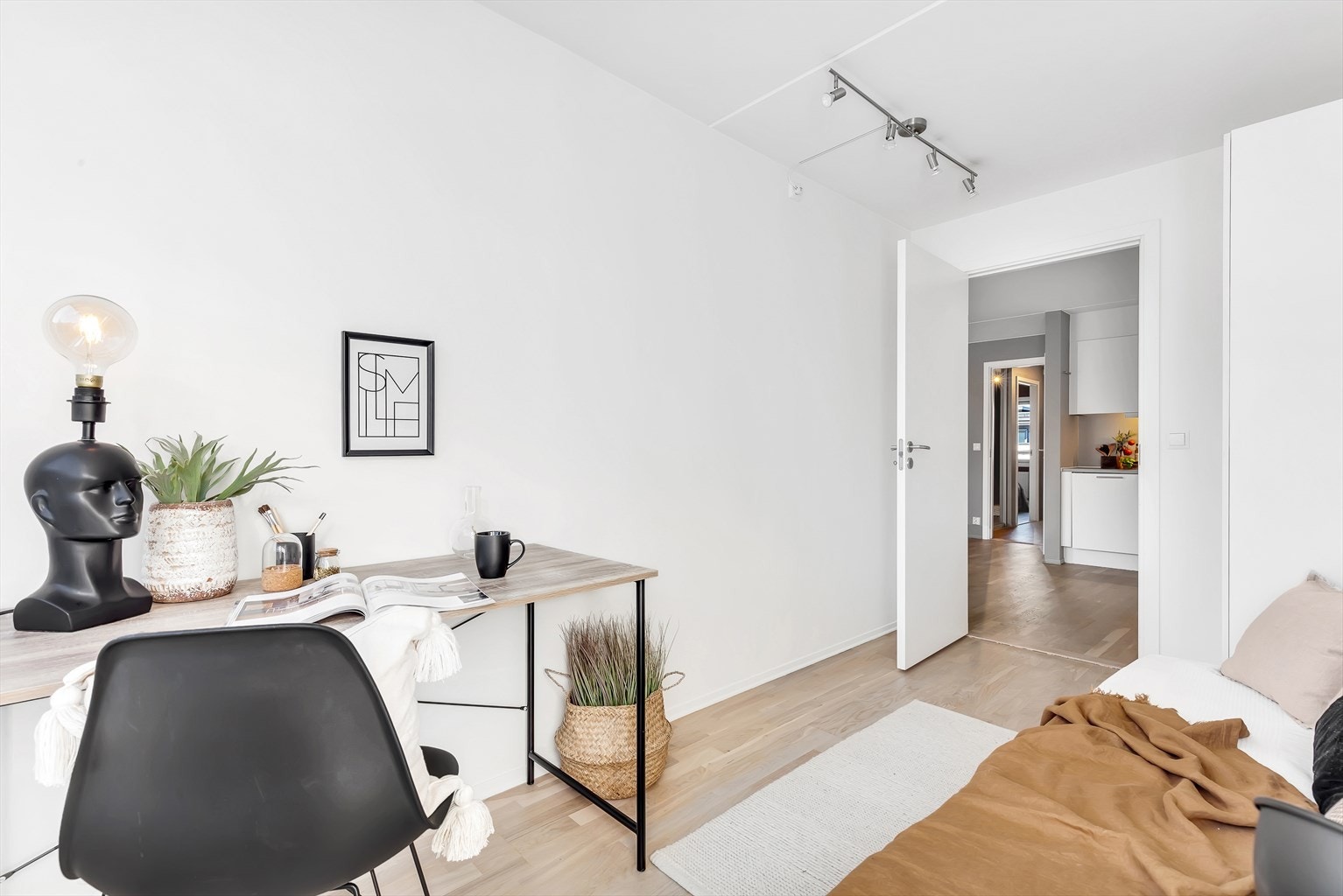 Leiligheten er nyoppusset i moderne og tidsriktige fargetoner og lyslakket eikeparkett på gulvet. Galleribilde