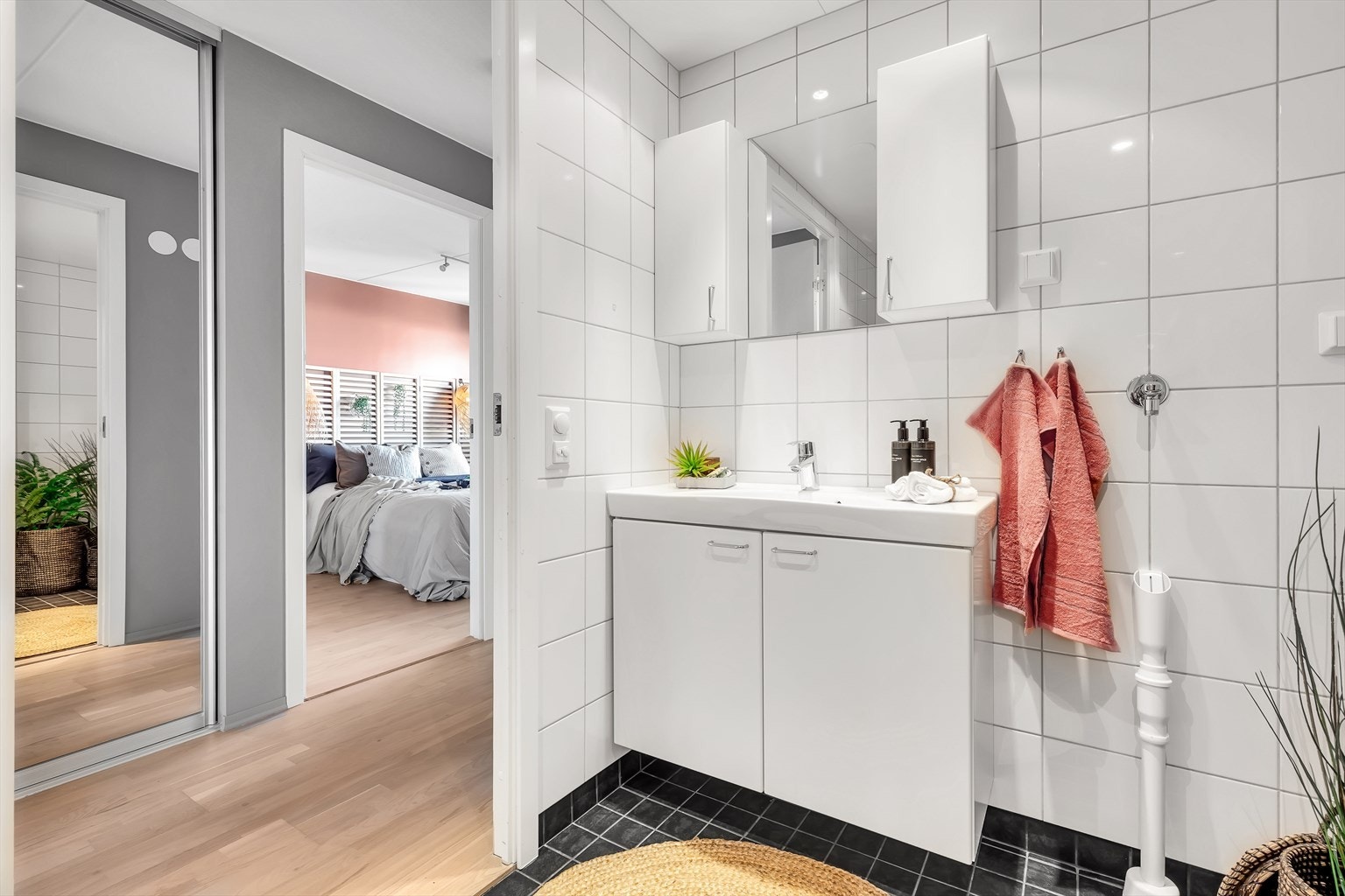 Delikat og flislagt bad med varme i gulvet og downlights i himling. Galleribilde