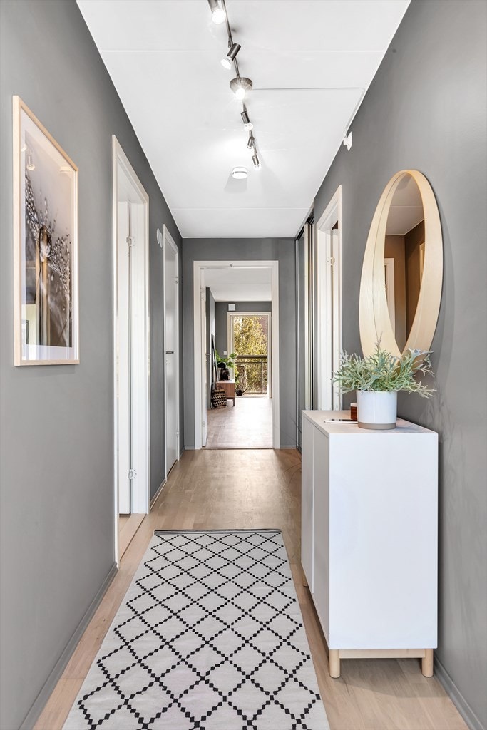 Malte flater og lys eikeparkett, noe som er gjennomgåede for leiligheten. Det er montert skyvedørsgarderobe. Galleribilde