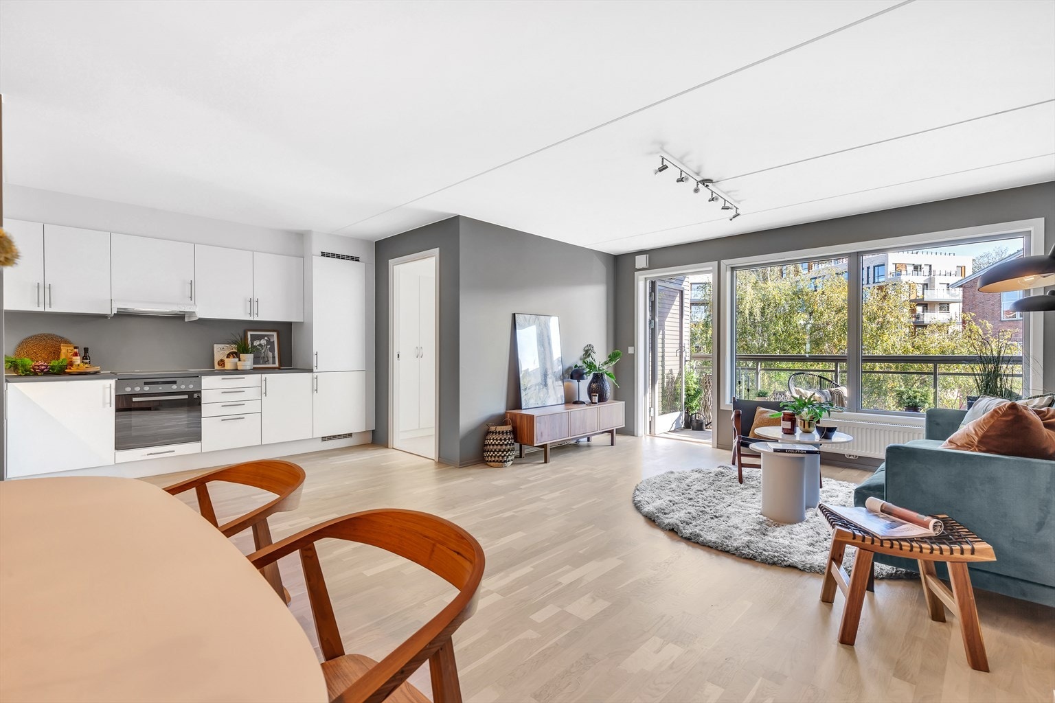 Stuen er i åpen løsning med kjøkkenet, og det er god plass til spisebord - et naturlig samlingssted for venner og familie. Galleribilde