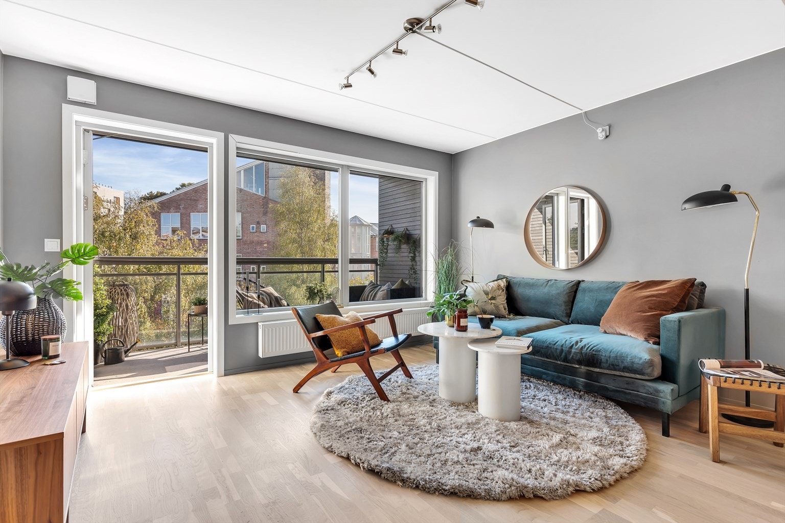 Rommet har store vindusflater, som gir naturlig lys inn i stuen. Galleribilde