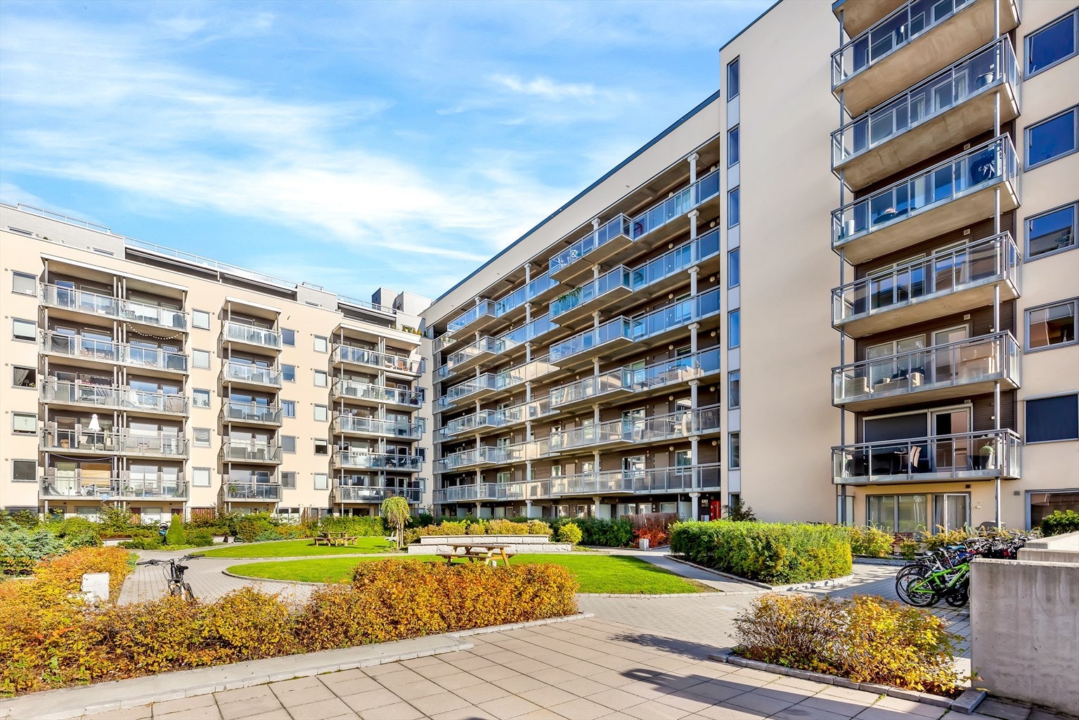 Glaenga eierseksjonsameie består av 183 leiligheter. Bygget har heis, garasjekjeller og felles takterrasse med slående utsikt! Galleribilde