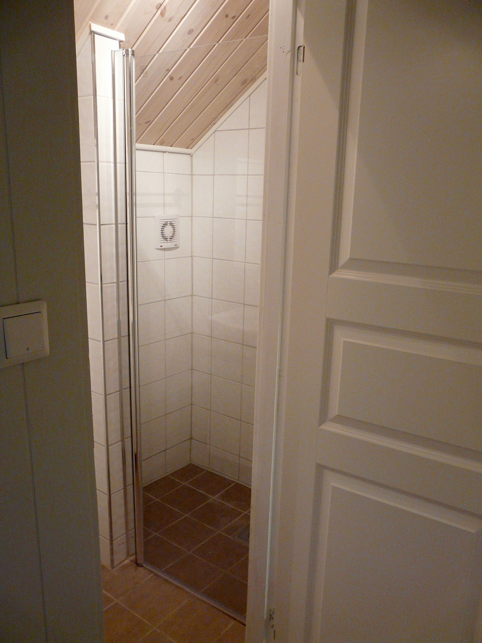 Nyoppusset bad med dusj Galleribilde