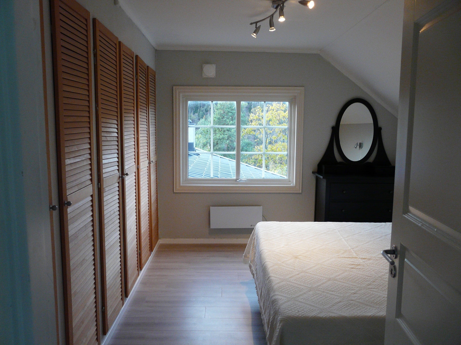 Plass til dobbeltseng eller to enkeltsenger Galleribilde