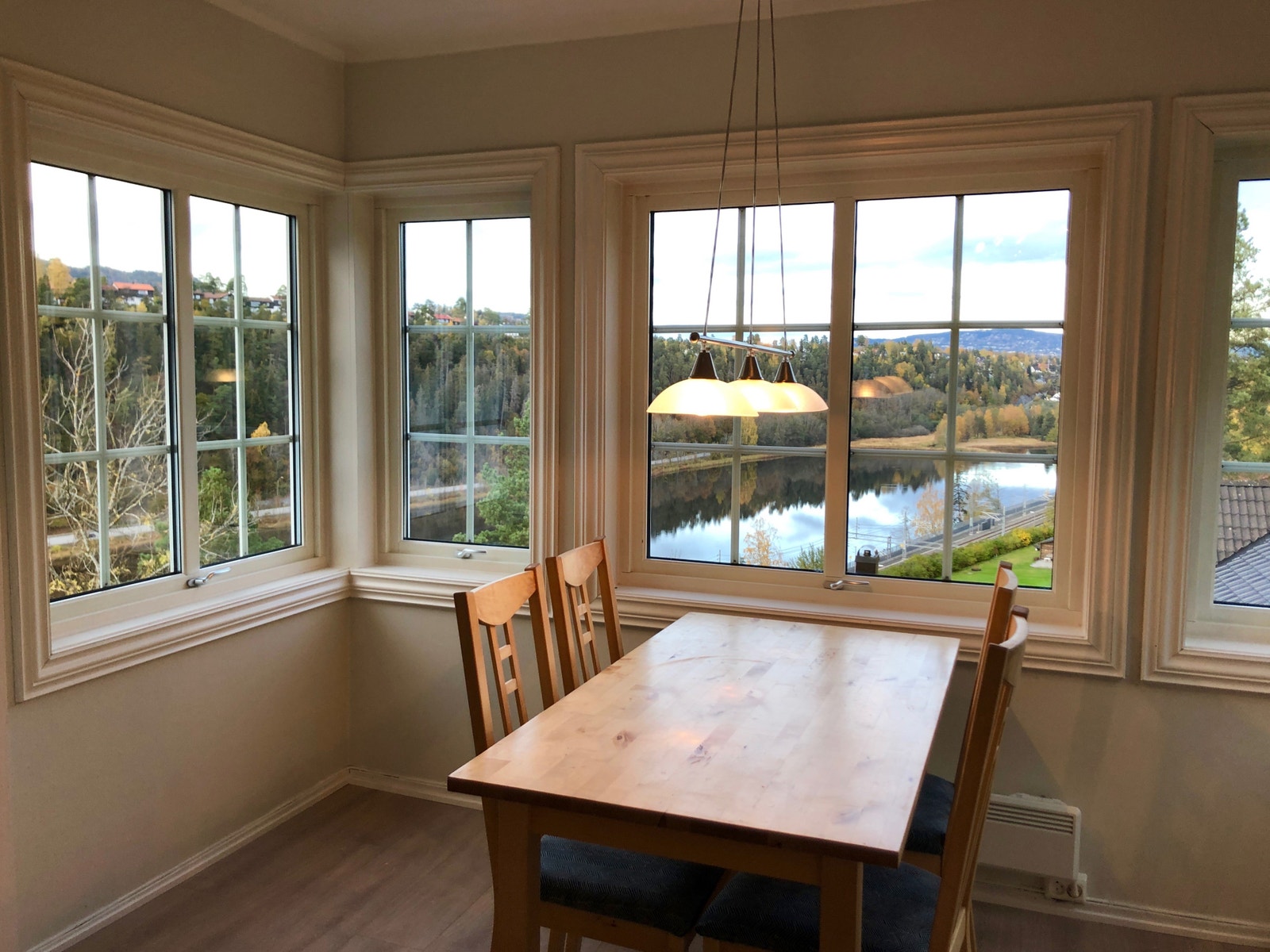 Spisestue med flott utsikt Galleribilde