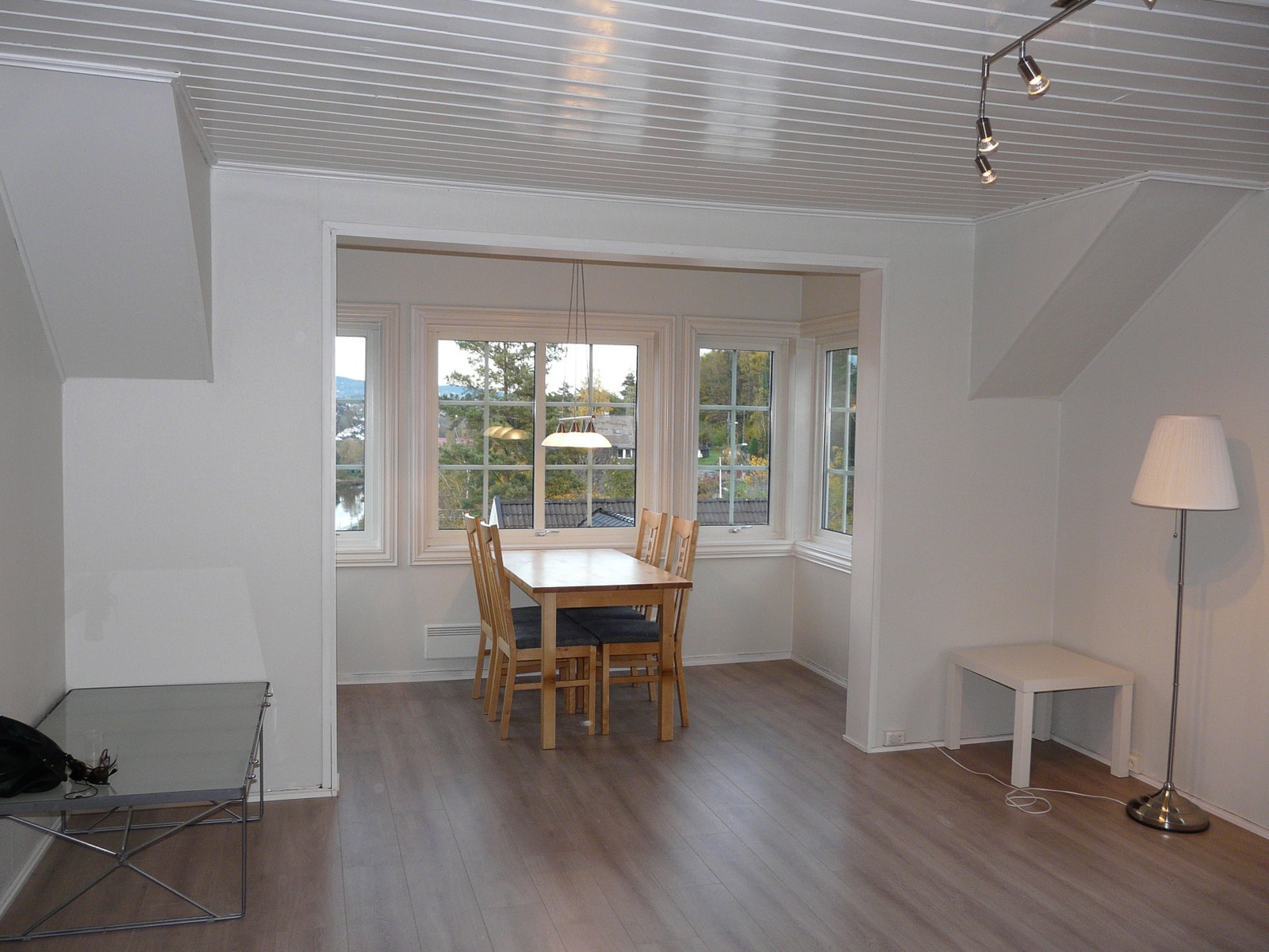 God plass til spisestue i hyggelig karnapp Galleribilde