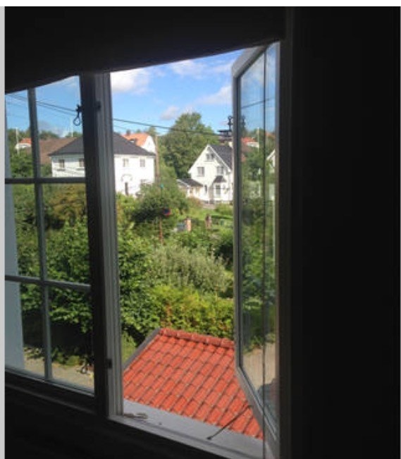 Ligger i 2. etg. Egen inngang. Hyggelig utsyn over nabolaget. Galleribilde