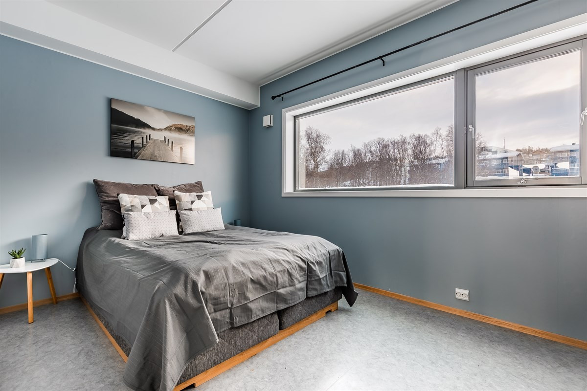 Soverommet er av god størrelse med skyvedørsgarderobe