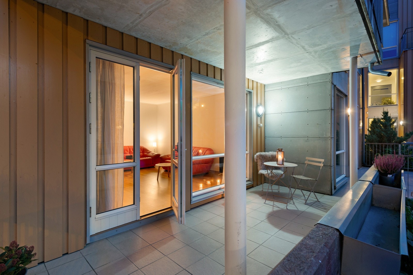 Terrassen vender mot vest. Galleribilde