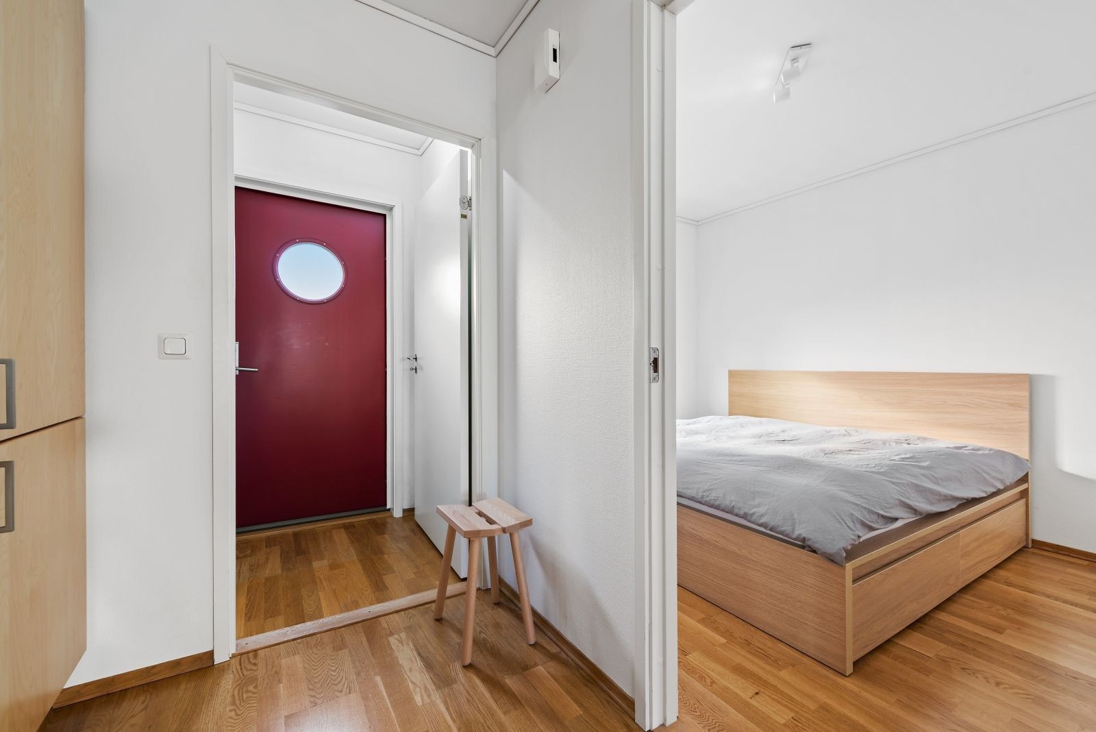 Leiligheten oppleves lys innbydende. Det er garderobeskap i entrè. Galleribilde