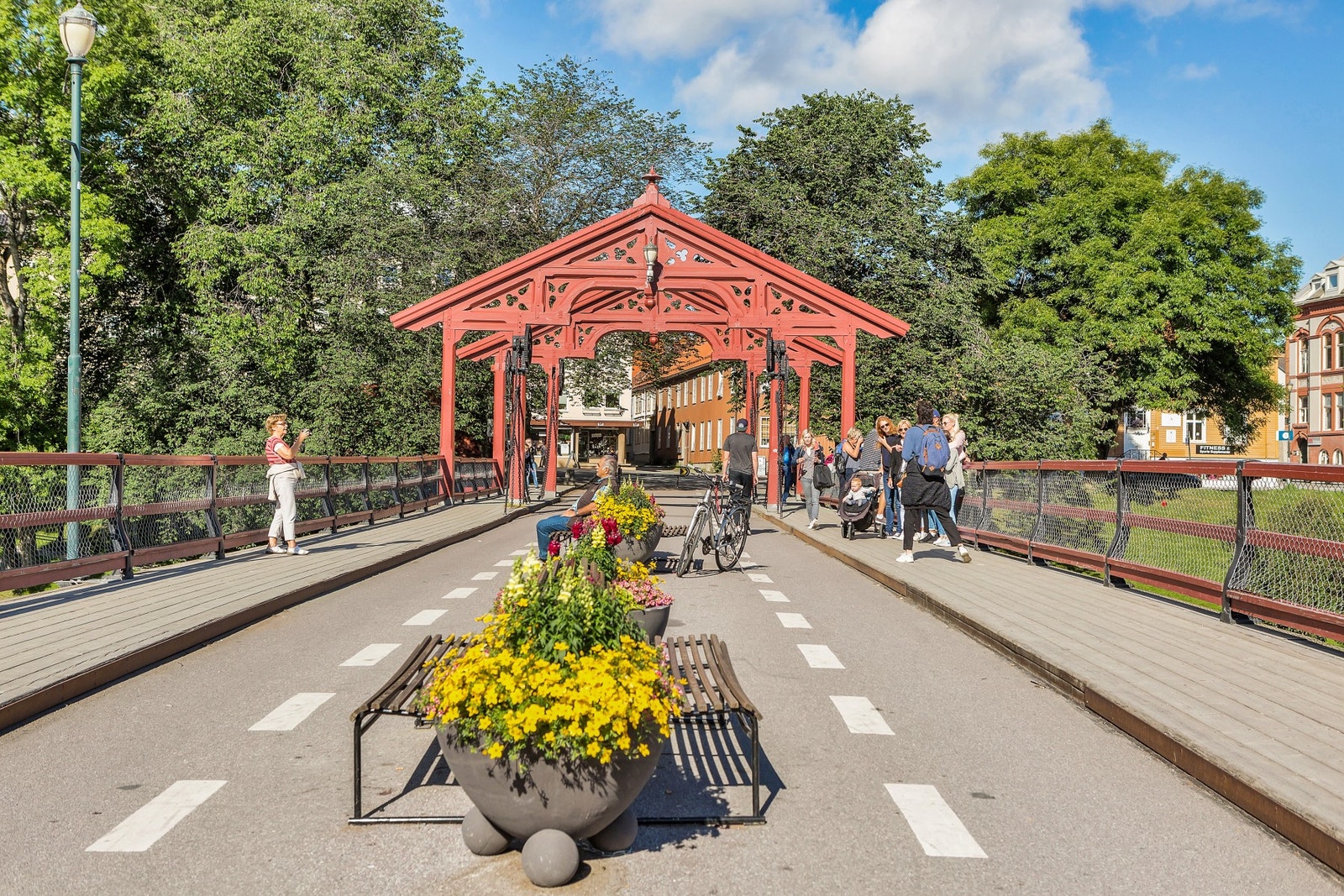 Trondheim sentrum med alle dens fasiliteter som bla teater, kino og kulturhuset Olavshallen ligger rett over gamle Bybro. Galleribilde