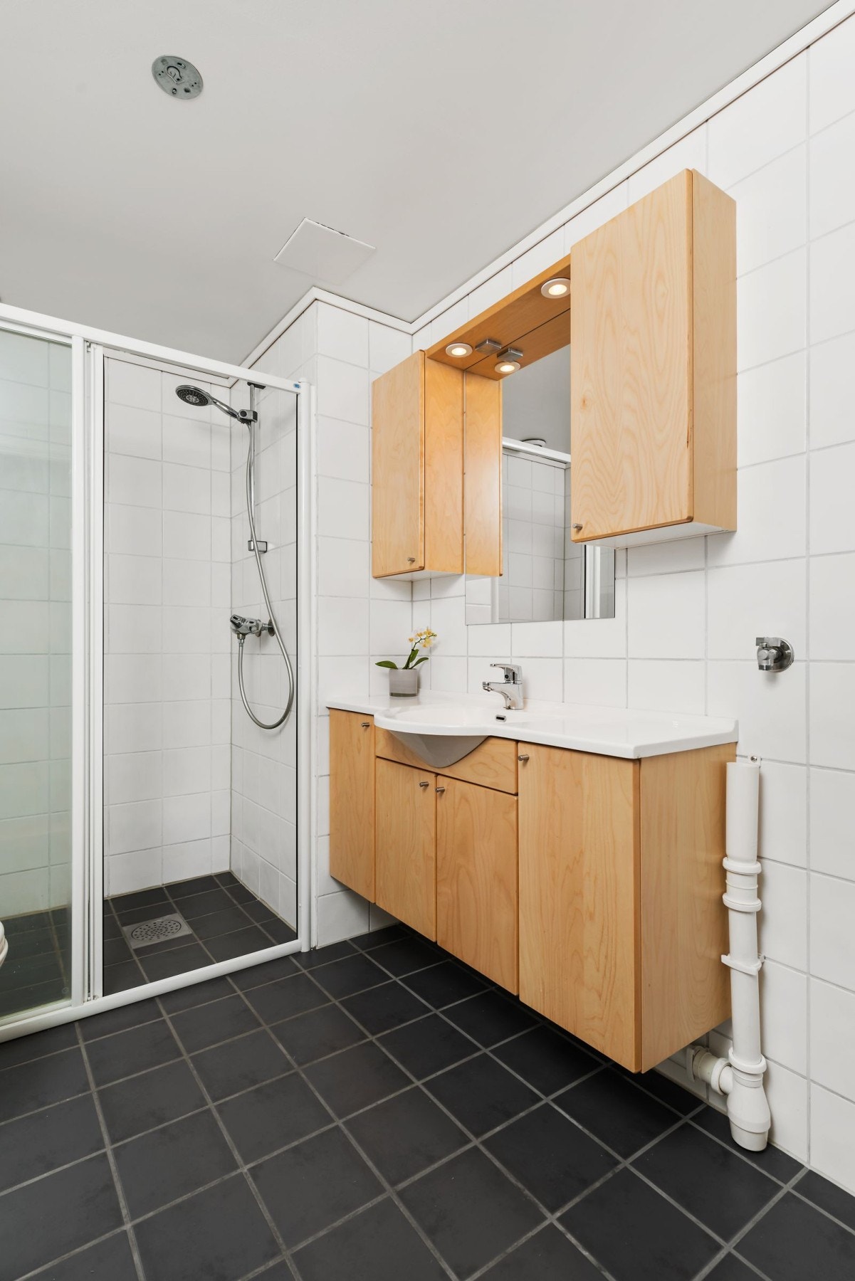 Rikelig med oppbevaringsplass samt opplegg for vaskemaskin. Galleribilde
