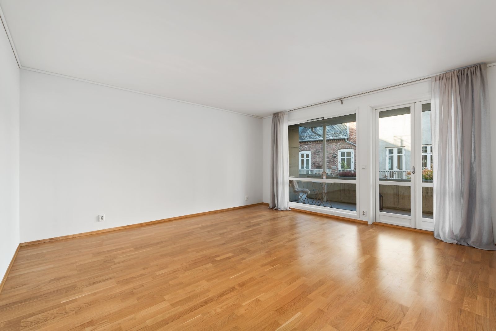 Overflater nylig blitt malt i en matt hvitfarge. Galleribilde