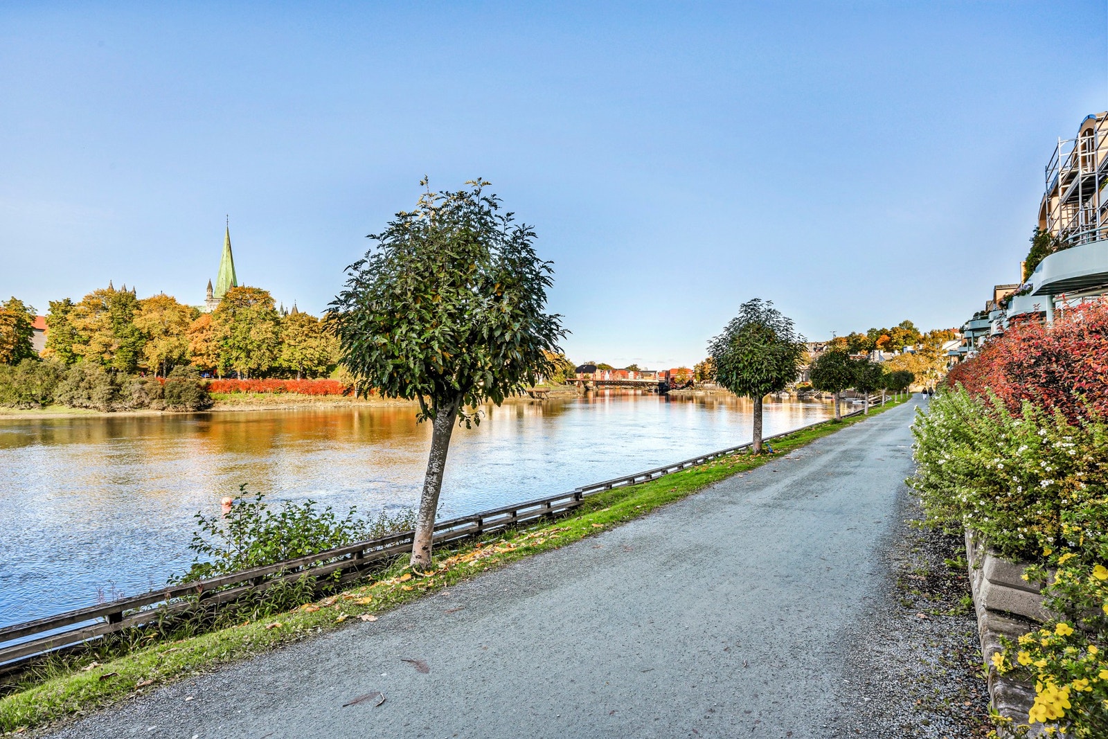 Med nærhet til flotte rekreasjonsområder, samt kort vei til Trondheim sentrum, butikker, caféer og andre severdigheter, har denne leiligheten en beliggenhet midt i smørøyet av Trondheim by. Galleribilde