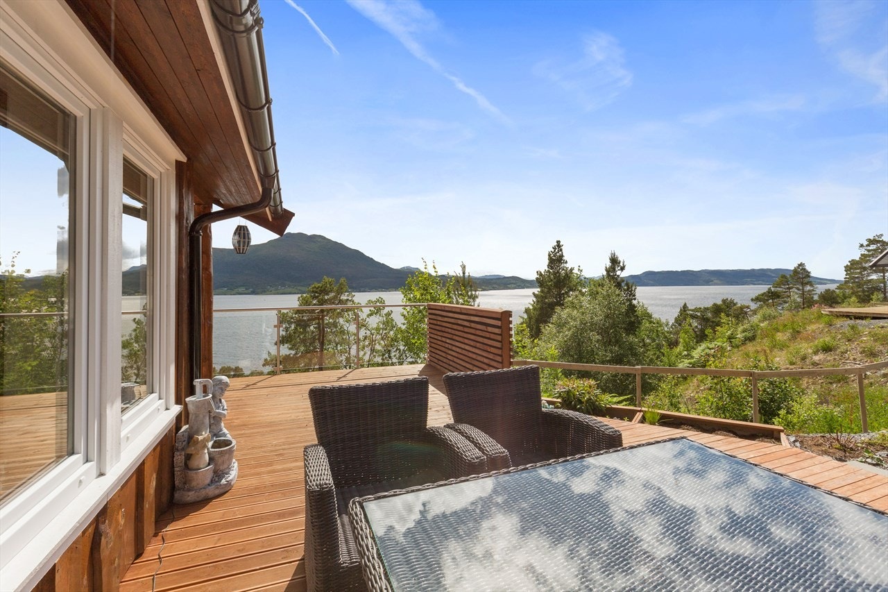 Den store terrassen gir god plass til flere sitte grupper. Galleribilde