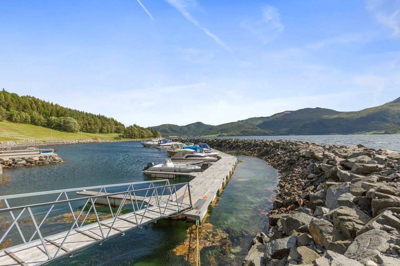 Båtplass som ligger i kort avstad fra fritidsboligen kan kjøpes av selger hvis det er ønskelig. Galleribilde
