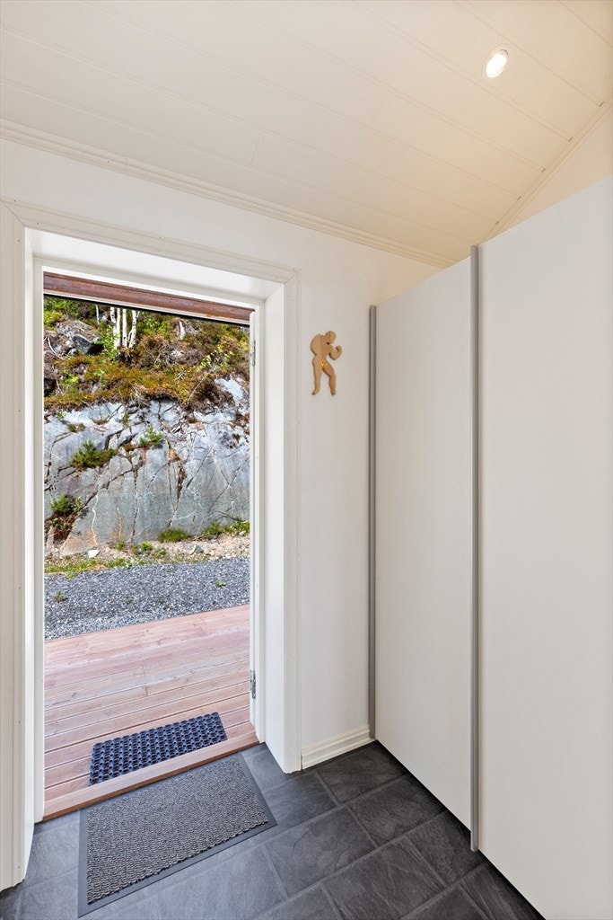 Entrè med garderobeskap og downlights i himling. Galleribilde