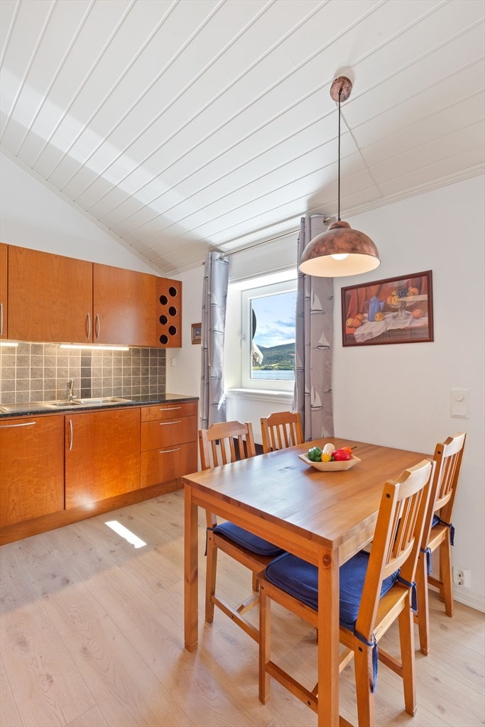 God plass til spisebord på kjøkkenet. Galleribilde