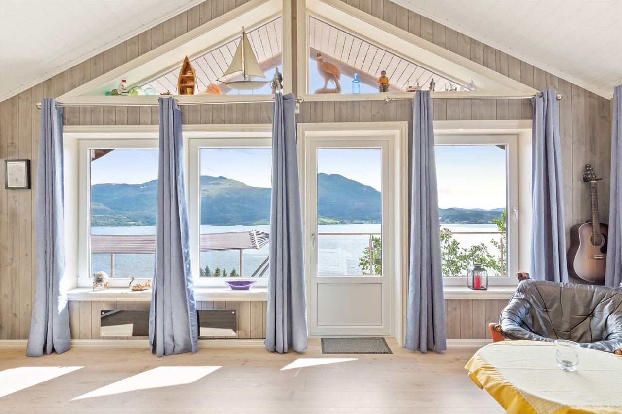 Store vindusflater som slipper inn rikelig med naturlig lys. Galleribilde