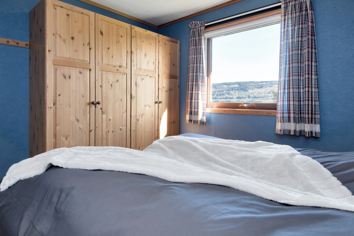 Romslig rom med plass til dobbeltseng og garderobeskap Galleribilde