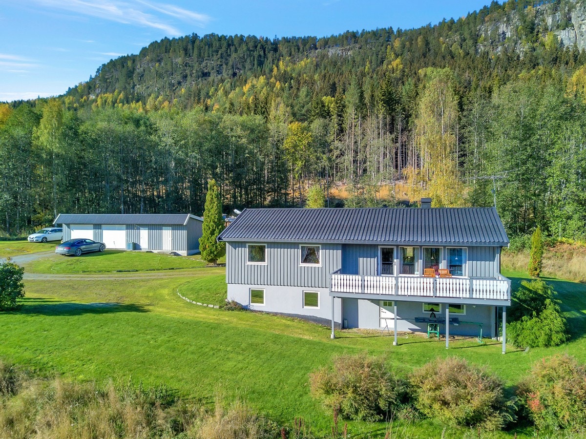 Eiendommen består av enebolig og garasje Galleribilde