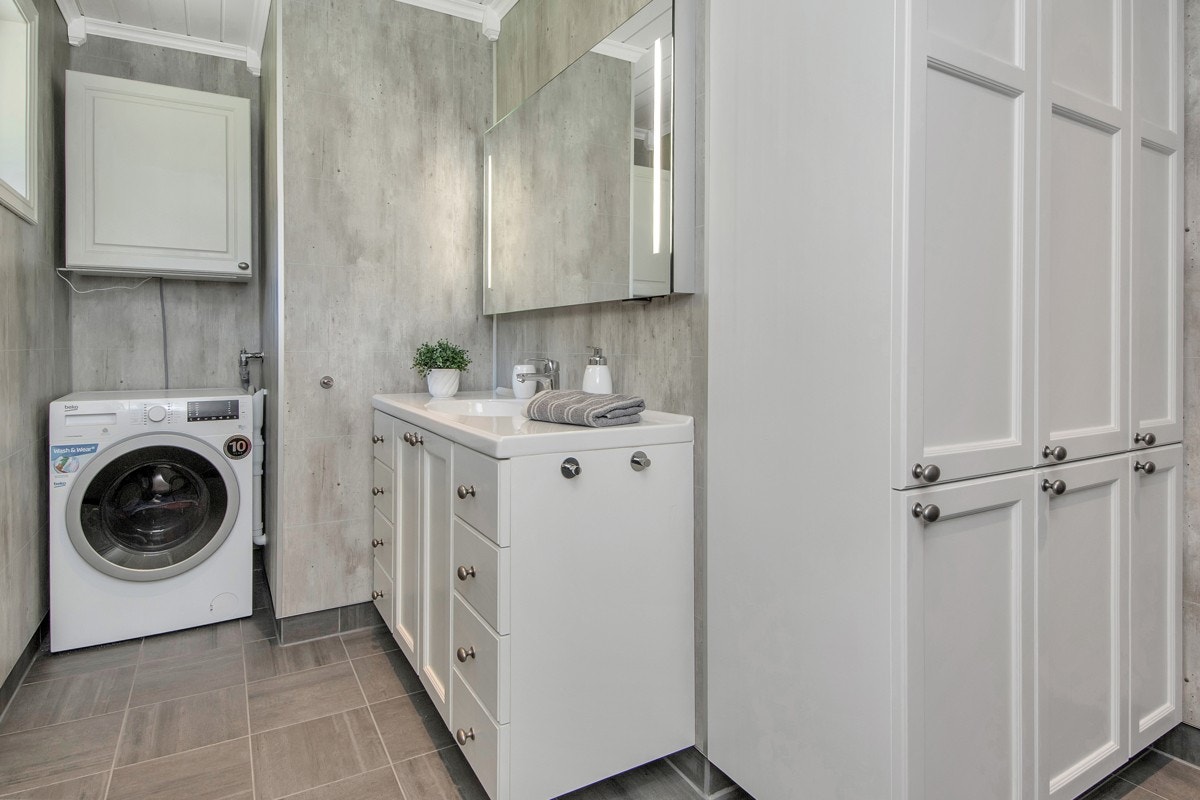 Flislagt gulv med varmekabler, og baderomsplater på vegger Galleribilde