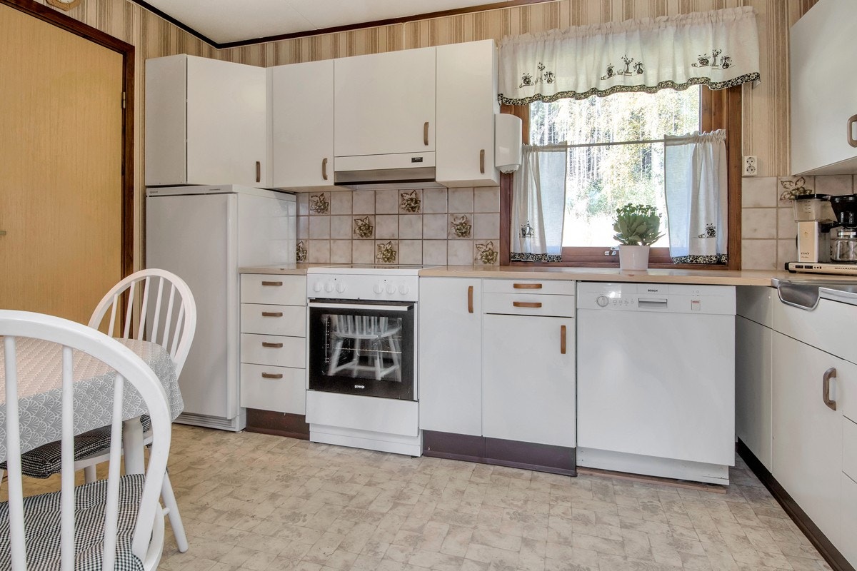 Kjøkken med innredning fra byggeår Galleribilde