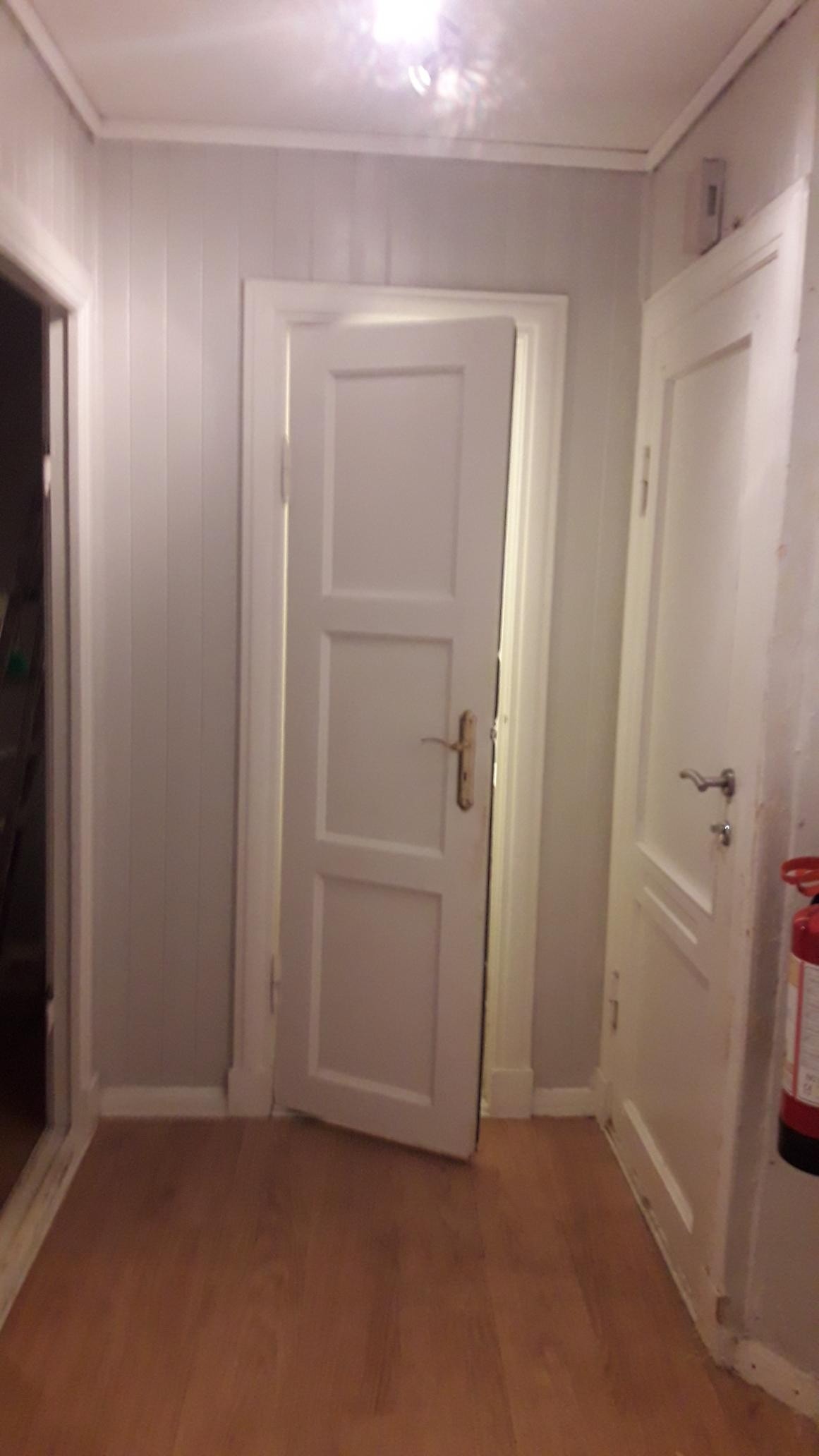 Entre sett fra stuedør, 1 soverom til venstre. Toa rett frem gang og dør mot gaten til høyre Galleribilde