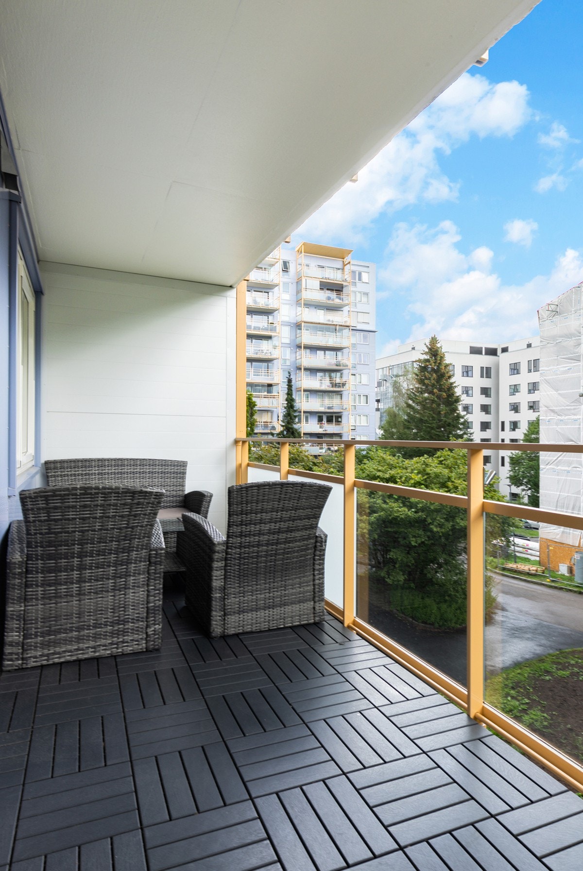 På balkongen kan du enkelt møblere med utemøbler, grill, planter etc. Galleribilde