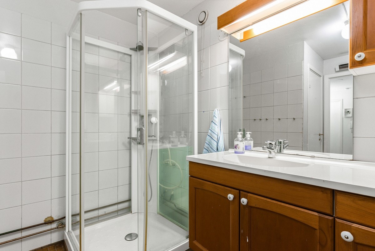 Eldre bad med fliser på gulv og vegger. Galleribilde