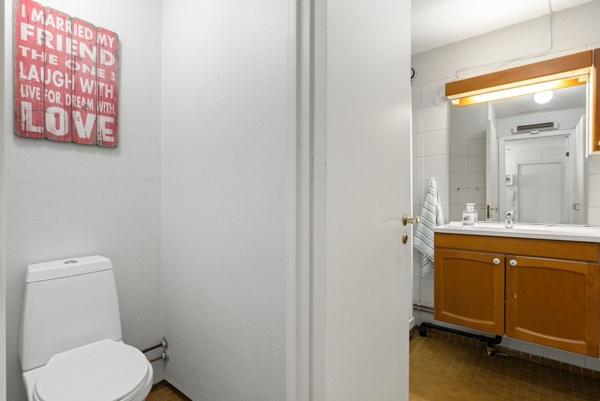 Toalettrommet har gulvfliser og malte vegg- og himlingsflater. Galleribilde