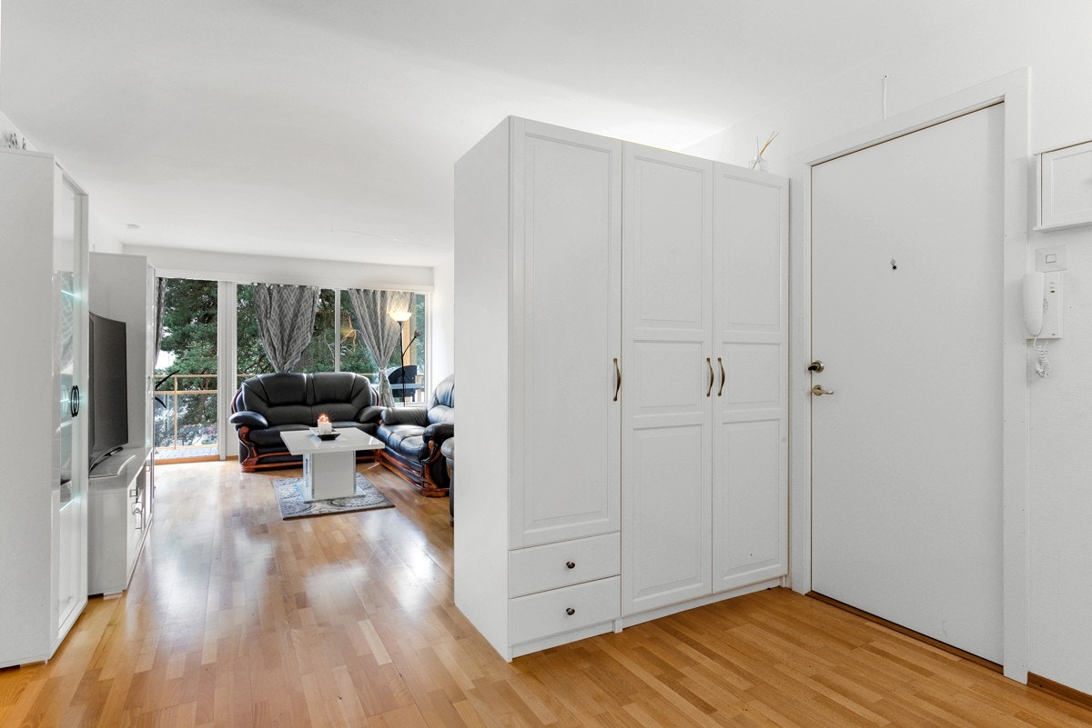 Stuen er adskilt med et garderobeskap hvor du har plass til yttertøy og sko. Galleribilde